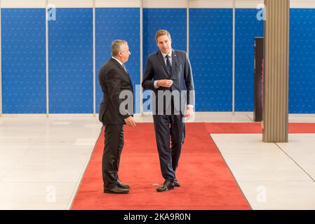 Prague, République tchèque. 31st octobre 2022. Le ministre français du Commerce extérieur Olivier Becht (R) et le ministre tchèque de l'Industrie et du Commerce Jozef Sikela (L) ont été vus avant la réunion informelle des ministres européens du Commerce à Prague. Les principaux thèmes de la réunion sont l'importance géostratégique du commerce dans le contexte de l'agression russe en Ukraine, les relations commerciales entre l'UE et les États-Unis et le commerce numérique. Crédit : SOPA Images Limited/Alamy Live News Banque D'Images
