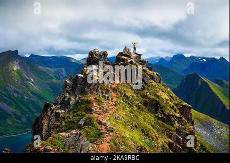 Randonneur se trouvant sur la montagne Husfjellet sur l'île Senja, dans le nord de la Norvège Banque D'Images