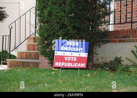 Rutherford, New Jersey, Etats-Unis - 29 octobre 2022: Mis à niveau avec les démocrates, ce panneau de cour politique encourage les gens à voter républicain. Banque D'Images