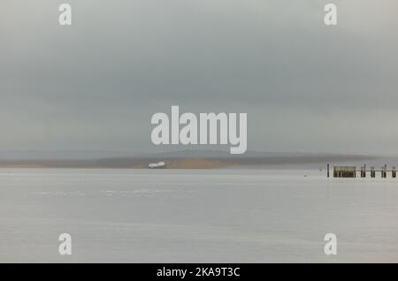 yacht éloigné dans un paysage brumeux Banque D'Images