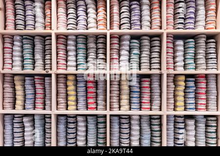 Bayonne en France, espadrilles colorées stockées sur une étagère Banque D'Images