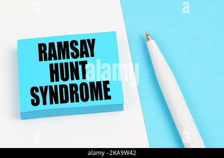 Concept médical. Sur une surface blanche et bleue, un stylo et des autocollants bleus avec l'inscription - syndrome de la chasse de Ramsay Banque D'Images