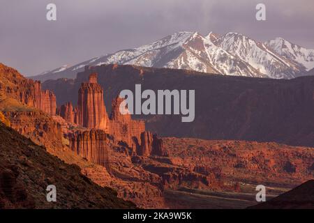 Fisher Towers, Fisher Mesa et les montagnes enneigées de la Sal au coucher du soleil près de Moab, Utah. Banque D'Images