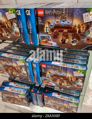 Berlin, Allemagne, octobre 2019 : grandes boîtes de calendriers LEGO AVENT avec figurines d'action et blocs de détails à l'intérieur sur un thème Harry Potter. Vendu sur un SH Banque D'Images