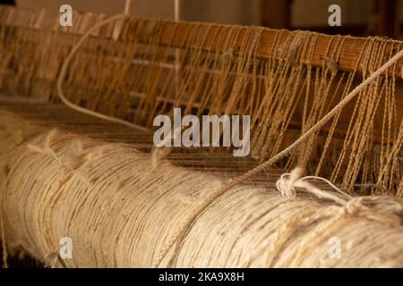Vieux métier à tisser en bois dans une maison rurale en Ukraine, broche Banque D'Images