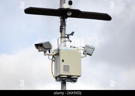 Une caméra de bruit à Keighley, West Yorkshire. Le dispositif, fixé à un lampadaire, mesure les niveaux sonores des véhicules qui passent et prend une image de tout cela Banque D'Images