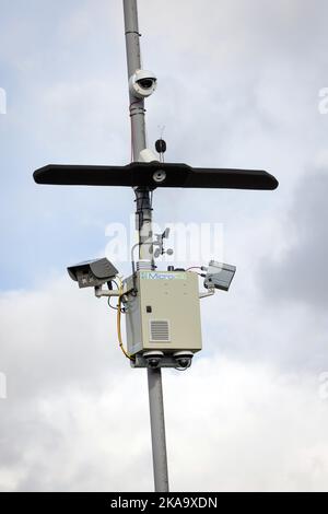 Une caméra de bruit à Keighley, West Yorkshire. Le dispositif, fixé à un lampadaire, mesure les niveaux sonores des véhicules qui passent et prend une image de tout cela Banque D'Images