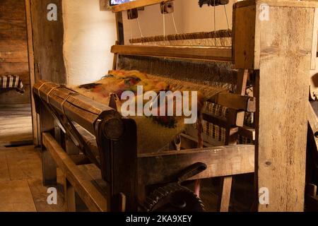 Vieux métier à tisser en bois dans une maison rurale en Ukraine, broche Banque D'Images