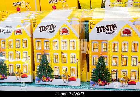 Moscou, Russie, novembre 2020 : MMS Calendrier chocolat. Bonbons dans une boîte jaune avec caractères. Banque D'Images