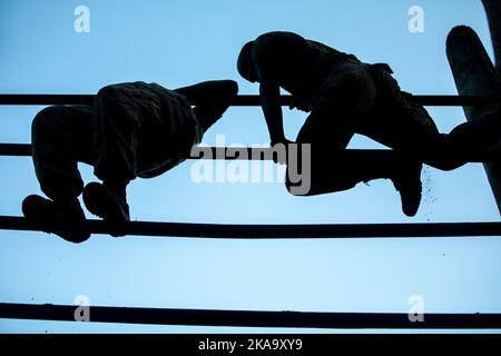 Parris Island, Caroline du Sud, États-Unis. 20th octobre 2022. Les recrues de la Compagnie Oscar, 4th Recruit Training Battalion, exécutent des obstacles sur le cours de confiance à bord du corps des Marines recent Depot Parris Island, S.C. 20 octobre 2022. Le cours de confiance teste les capacités des recrues d'exécuter la force du haut du corps et de surmonter la peur. Crédit : U.S. Marines/ZUMA Press Wire Service/ZUMAPRESS.com/Alamy Live News Banque D'Images