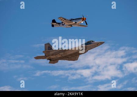 Miramar, Californie, États-Unis. 24th septembre 2022. Un P-51D Mustang et un F-22 Raptor participent à un « vol du patrimoine » traditionnel lors du salon de l'aviation Miramar de Marine corps 2022 au MCAS Miramar, San Diego, Californie, septembre. 24, 2022. Le thème du MCAS Miramar Air Show 2022, les Marines Fight, EVOVE and Win reflète les efforts de modernisation en cours du corps des Marines pour se préparer aux conflits futurs. Credit: US Air Force/ZUMA Press Wire Service/ZUMAPRESS.com/Alamy Live News Banque D'Images