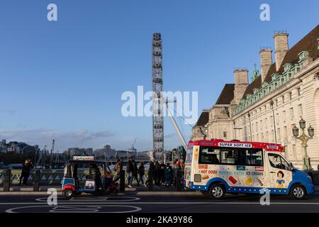 Vue vers l'est vers le London Eye depuis Westminster Bridge sur la rive sud, au centre de Londres, Angleterre, Royaume-Uni Banque D'Images