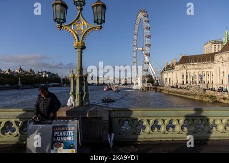 Vue vers l'est vers le London Eye depuis Westminster Bridge sur la rive sud, au centre de Londres, Angleterre, Royaume-Uni Banque D'Images