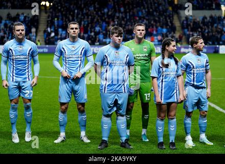 Coventry City Mascottes sortez avec l'équipe avant le match du championnat Sky Bet à l'arène Coventry Building Society, Coventry. Date de la photo: Mardi 1 novembre 2022. Banque D'Images