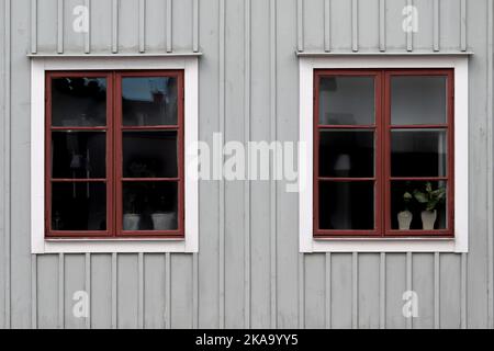 Nykoping, Suède - 13 juin 2022 : détails architecturaux de façade extérieure en panneaux de bois et fenêtres de maison de rue traditionnelle dans le centre de la Suède ville N Banque D'Images