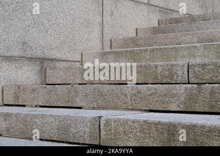 Détail architectural en gros plan avec marches en granit robustes et mur d'escalier public extérieur Banque D'Images