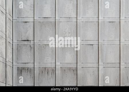 Nykoping, Suède - 13 juin 2022 : détails architecturaux de murs extérieurs en marbre et en teck du bâtiment public moderne de 1960s, salle de spectacle de l'hôtel de ville de Nykoping Banque D'Images