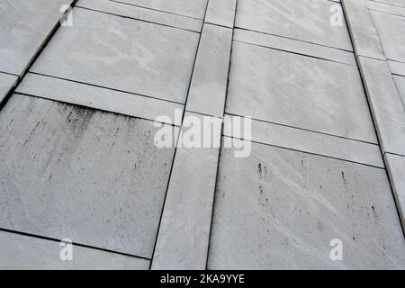 Nykoping, Suède - 13 juin 2022 : détails architecturaux de murs extérieurs en marbre et en teck du bâtiment public moderne de 1960s, salle de spectacle de l'hôtel de ville de Nykoping Banque D'Images