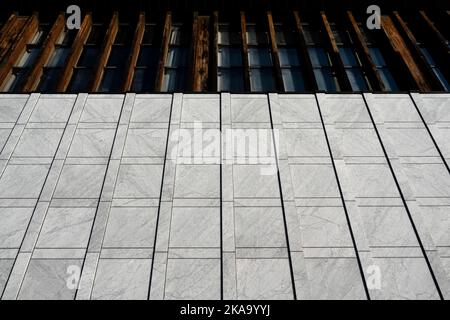 Nykoping, Suède - 13 juin 2022 : détails architecturaux de murs extérieurs en marbre et en teck du bâtiment public moderne de 1960s, salle de spectacle de l'hôtel de ville de Nykoping Banque D'Images