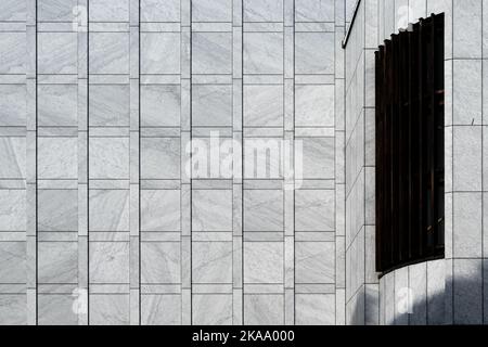 Nykoping, Suède - 13 juin 2022 : détails architecturaux de murs extérieurs en marbre et en teck du bâtiment public moderne de 1960s, salle de spectacle de l'hôtel de ville de Nykoping Banque D'Images