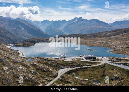 Vue aérienne du col de Grimsel et du lac Totensee, hôtels au bord du lac, Suisse Banque D'Images