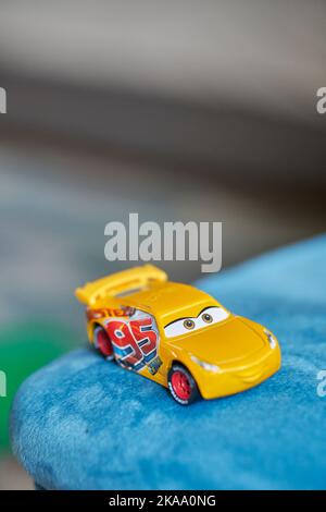 Photo verticale d'une voiture de sport jaune Mattel Cruz Ramirez tirée du film Disney Pixar Cars Banque D'Images