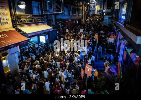 Hong Kong, Chine. 29th octobre 2022. Les gens affluent dans LAN Kwai Fong pendant la fête. En dépit de la politique de distance sociale et de la loi de masque obligatoire qui restent efficaces dans la ville en vertu de la politique de zéro-Covid-19 en Chine, des personnes vêtues de différents costumes pour célébrer Halloween. (Photo par Alex Chan TSZ Yuk/SOPA Images/Sipa USA) crédit: SIPA USA/Alay Live News Banque D'Images