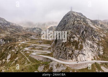 Vue aérienne de la route historique de Tremola, col de montagne Sasso San Gotthardo, Suisse. Banque D'Images