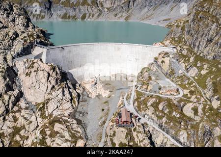 Vue aérienne du barrage réservoir barrage barrage barrage barrage barrage du Vieux Emosson et cabane de montagne Cabane Vieux Emosson, Finhaut, Suisse Banque D'Images