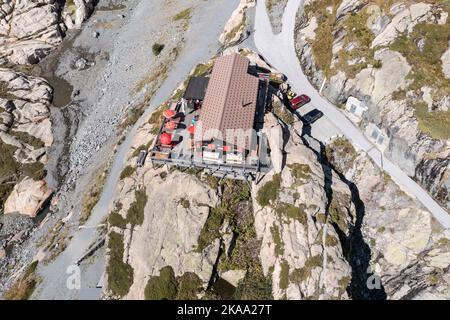 Vue aérienne de la cabane de montagne Cabane Vieux Emosson sous le barrage réservoir barrage barrage barrage barrage du Vieux Emosson, Finhaut, Suisse Banque D'Images