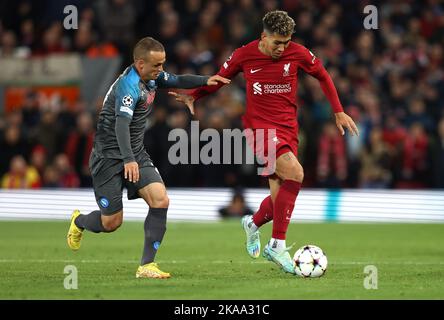 Liverpool, Angleterre, le 1st novembre 2022. Roberto Firmino de Liverpool (R) est défié par Stanislav Lobotka de Napoli lors du match de la Ligue des champions de l'UEFA à Anfield, Liverpool. Le crédit photo doit être lu : Darren Staples / Sportimage Banque D'Images