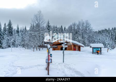 Une belle photo de montagnes enneigées et de chalets en Allemagne Banque D'Images