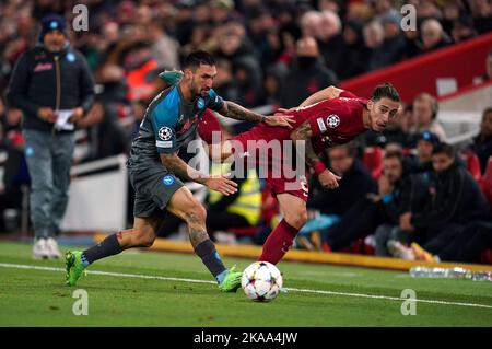 Kostas Tsimikas de Liverpool passe le ballon autour de Matteo Politano de Naples lors du match a de l'UEFA Champions League Group à Anfield, Liverpool. Date de la photo: Mardi 1 novembre 2022. Banque D'Images