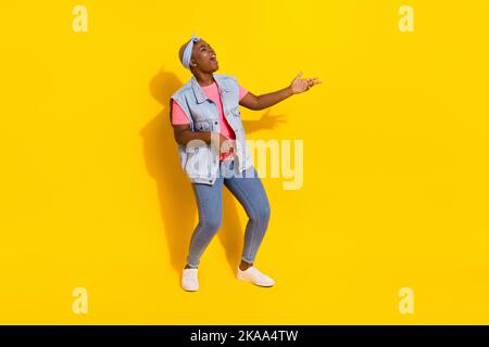 Photo pleine grandeur d'une personne joyeuse et joyeuse profitez de votre temps libre pour danser en dansant sur fond jaune Banque D'Images