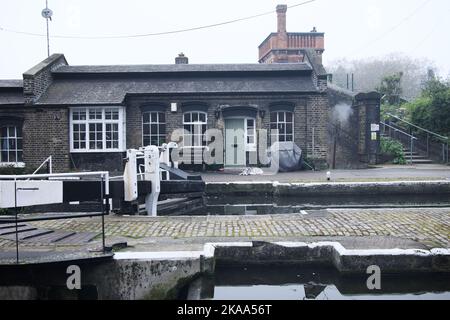 Le chalet du gardien de l'écluse sur le canal Regent's près de St Pancras, Manchester, Angleterre Banque D'Images