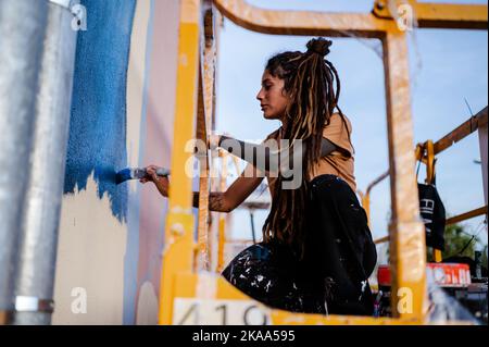 L'artiste Nulo peint une fresque lors du Festival International d'Art urbain d'Asalto à Barrio Isabel, à Saragosse, en Espagne Banque D'Images