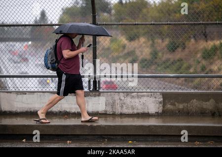 Sacramento, Californie, États-Unis. 1st novembre 2022. Marche piétonnière sous la pluie sur 48th Street au-dessus de l'autoroute 50 après un octobre sans pluie à Sacramento, le mardi 1 novembre 2022. (Image de crédit : © Paul Kitagaki Jr./ZUMA Press Wire) Banque D'Images