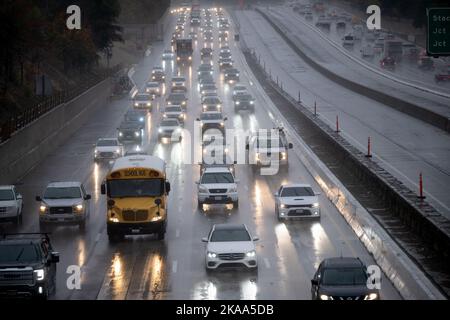 Sacramento, Californie, États-Unis. 1st novembre 2022. Les véhicules se déplacent vers l'est sur l'autoroute 50 sous la pluie après un octobre sans pluie à Sacramento, le mardi 1 novembre 2022. (Image de crédit : © Paul Kitagaki Jr./ZUMA Press Wire) Banque D'Images