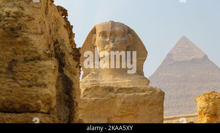 Vue rapprochée de la Grande Sphinx de Giza et de la Grande Pyramide des Cheops en arrière-plan en Égypte Banque D'Images