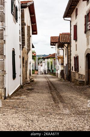 La route principale d'Ostaplat - ASME au pays basque - France le long du chemin du Puy, route française du chemin de St James Banque D'Images