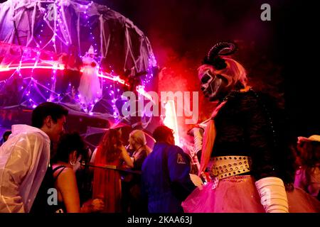 Los Angeles, États-Unis. 1st novembre 2022. Les gens se réunissent pour célébrer l'Halloween à West Hollywood, Los Angeles, Californie, États-Unis le 31 octobre 2022. Credit: Xinhua/Alay Live News Banque D'Images