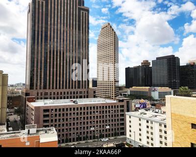 Vue aérienne sur la ville entourée de grands bâtiments modernes de la Nouvelle-Orléans Banque D'Images