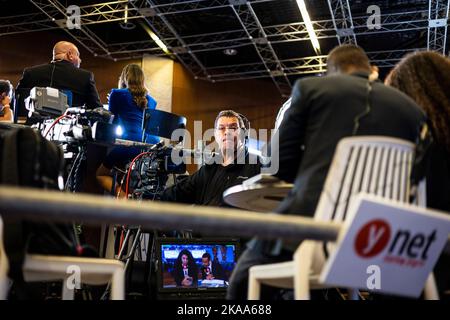 Jérusalem, Israël. 01st novembre 2022. Un journaliste attend les sondages de sortie des élections législatives israéliennes de 2022, la cinquième élection parlementaire en seulement trois ans et demi. Crédit : Ilia Yefimovich/dpa/Alay Live News Banque D'Images