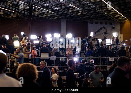 Jérusalem, Israël. 01st novembre 2022. Un journaliste attend les sondages de sortie des élections législatives israéliennes de 2022, la cinquième élection parlementaire en seulement trois ans et demi. Crédit : Ilia Yefimovich/dpa/Alay Live News Banque D'Images