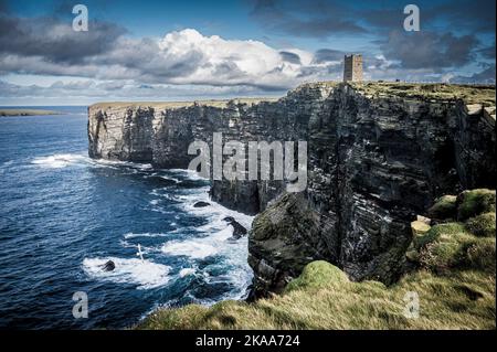 L'image est celle de la tour du mémorial de Kitchener à Marwick Head, dédiée au maréchal Earl Kitchener de Khartoum et à l'équipage du HMS Hampshire Banque D'Images