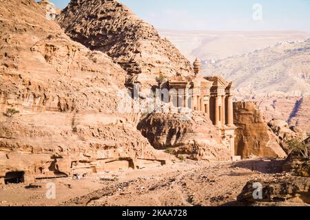 Panorama d'ad Deir, le Temple Monastère de Petra, Jordanie Banque D'Images