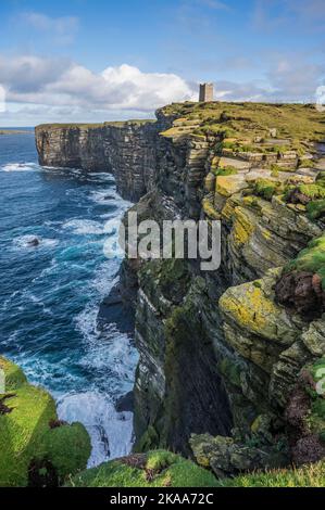 L'image est celle de la tour du mémorial de Kitchener à Marwick Head, dédiée au maréchal Earl Kitchener de Khartoum et à l'équipage du HMS Hampshire Banque D'Images