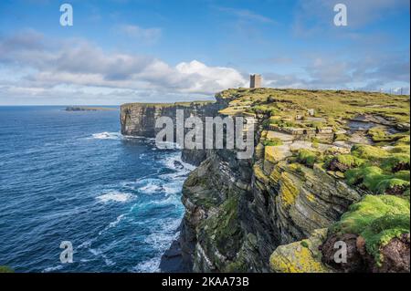 L'image est celle de la tour du mémorial de Kitchener à Marwick Head, dédiée au maréchal Earl Kitchener de Khartoum et à l'équipage du HMS Hampshire Banque D'Images