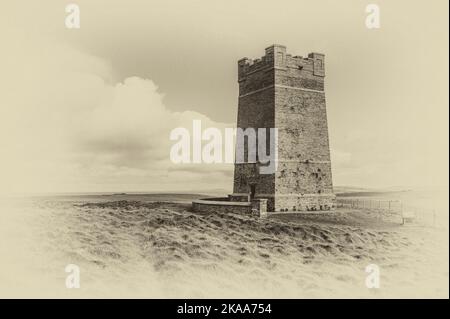 L'image est celle de la tour du mémorial de Kitchener à Marwick Head, dédiée au maréchal Earl Kitchener de Khartoum et à l'équipage du HMS Hampshire Banque D'Images