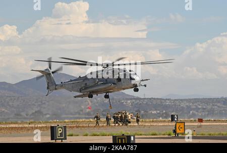 L'hélicoptère USMC CH-53E Super Stallion dépose un véhicule à bord du MCAS Miramar à San Diego, en Californie Banque D'Images